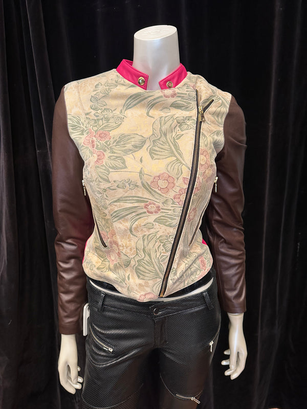 Chaqueta de moto con cremallera y estampado floral en color fucsia
