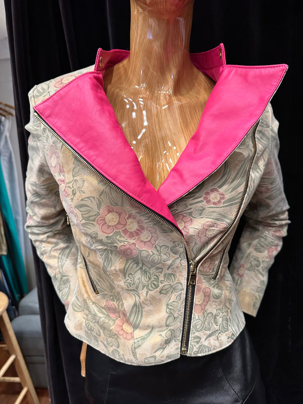 Chaqueta de moto con cremallera y estampado floral en color fucsia