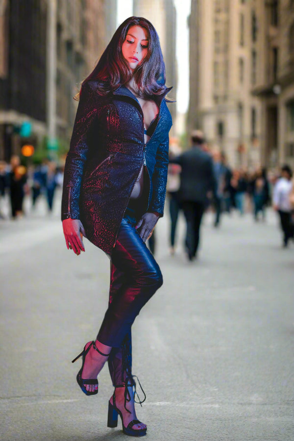 Vestido tipo abrigo con cuello alto y estampado de serpiente en ante negro
