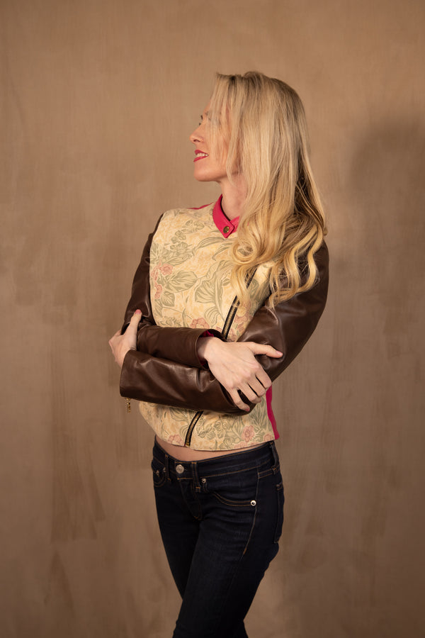 Chaqueta de moto con cremallera y estampado floral en color fucsia