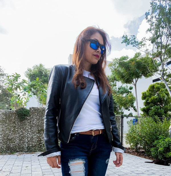 Chaqueta de cuero con cremallera asimétrica y cuello de nadadora pequeño