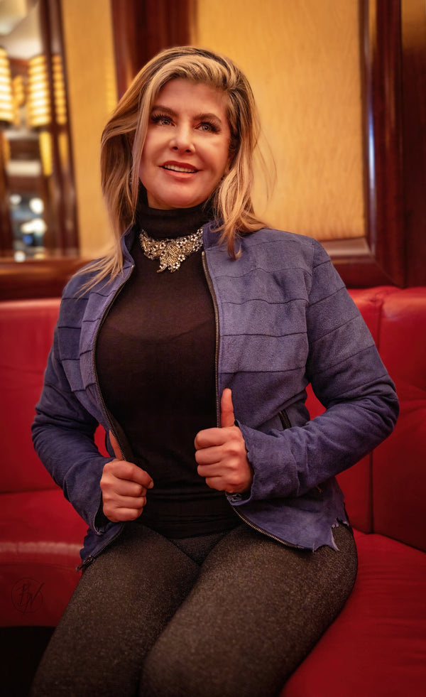 Chaqueta con correa de ante cortada con láser azul