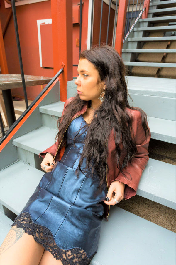 Chaqueta con cremallera y borde sin rematar con cordón de ajuste