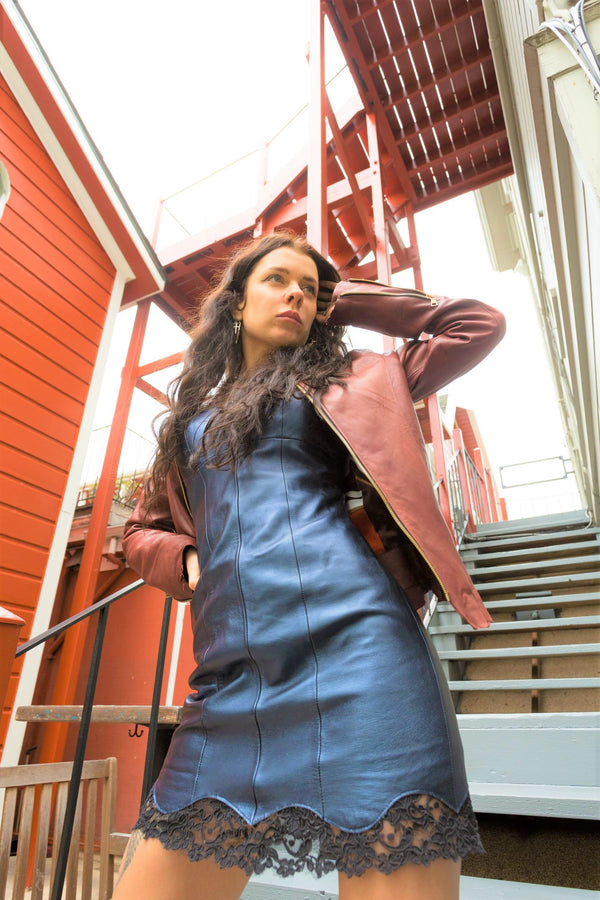 Chaqueta con cremallera y borde sin rematar con cordón de ajuste