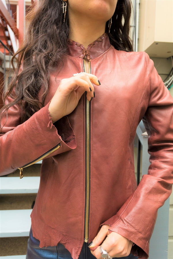 Chaqueta con cremallera y borde sin rematar con cordón de ajuste