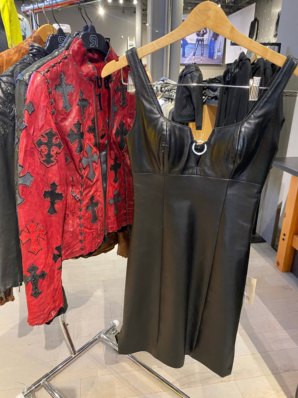 Vestido de tirantes con aros de cuero